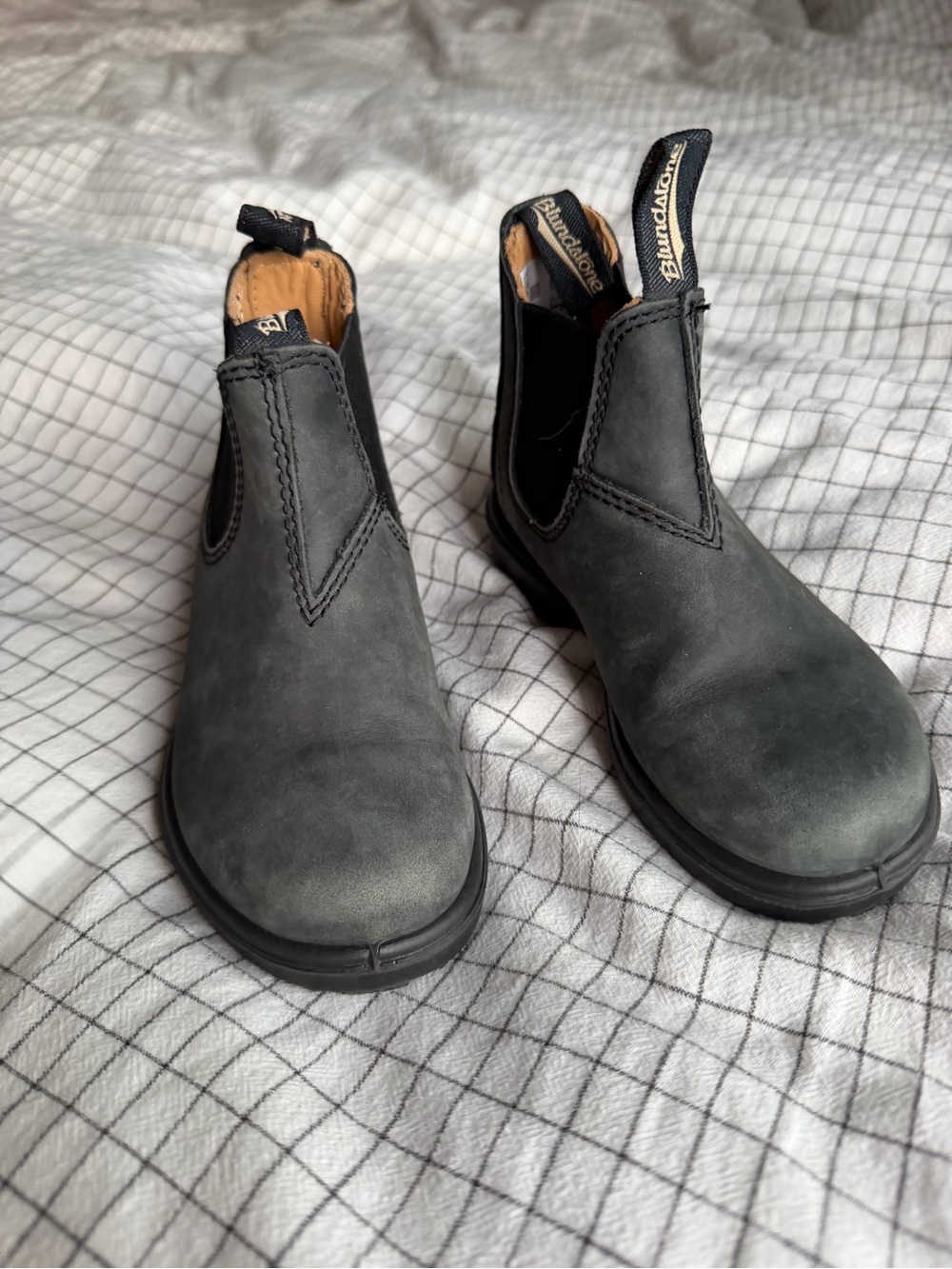 Kids Blundstone Chelsea Boots in Charcoal Gray